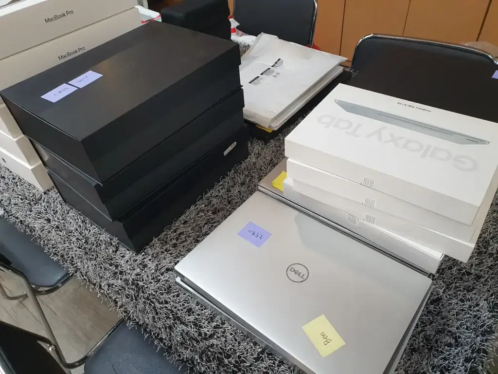 기업 노트북 대량 매입 물건을 바이아이티 사무실에 정리